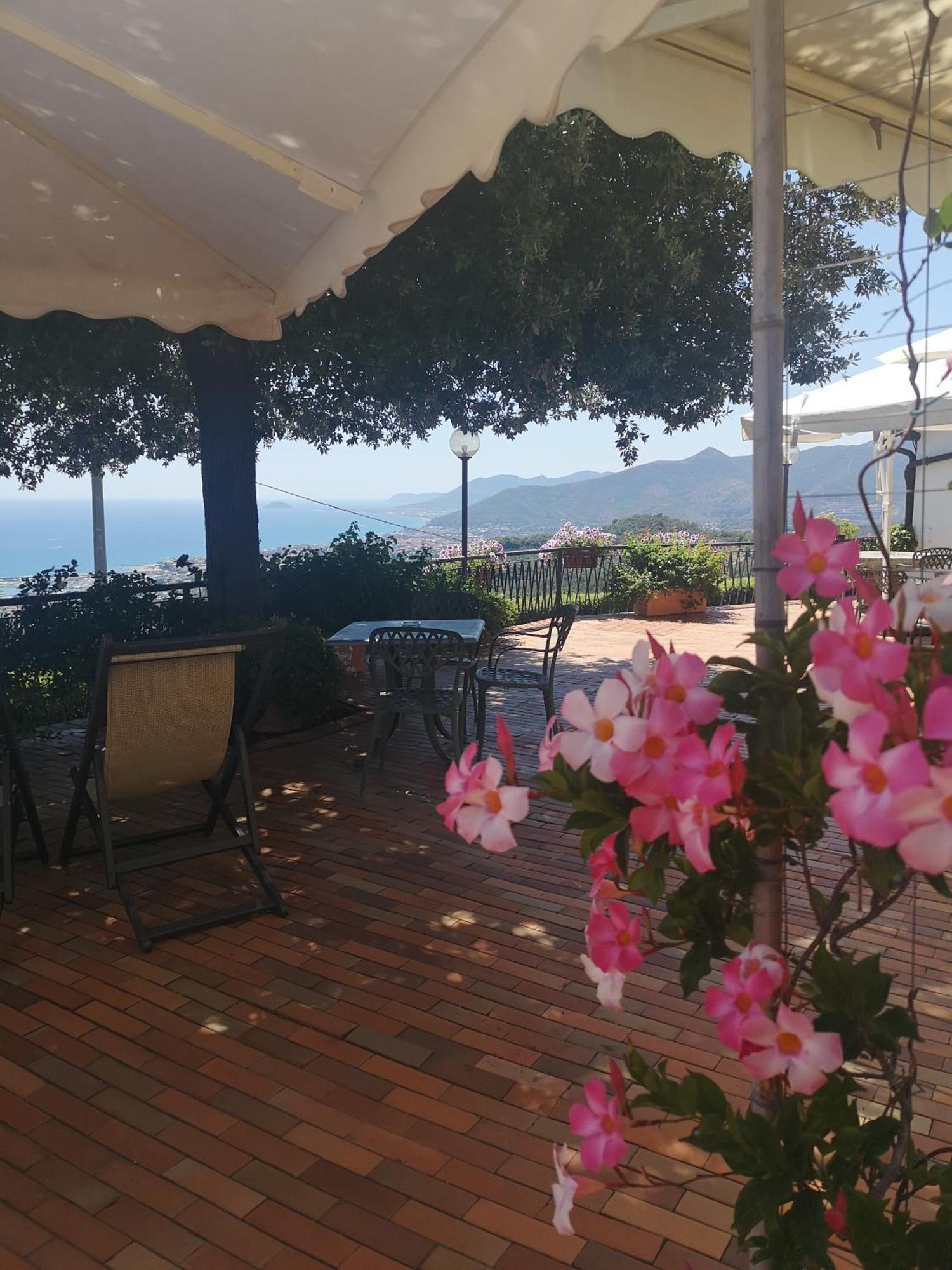 Il Capanno Hotel Pietra Ligure Exterior photo